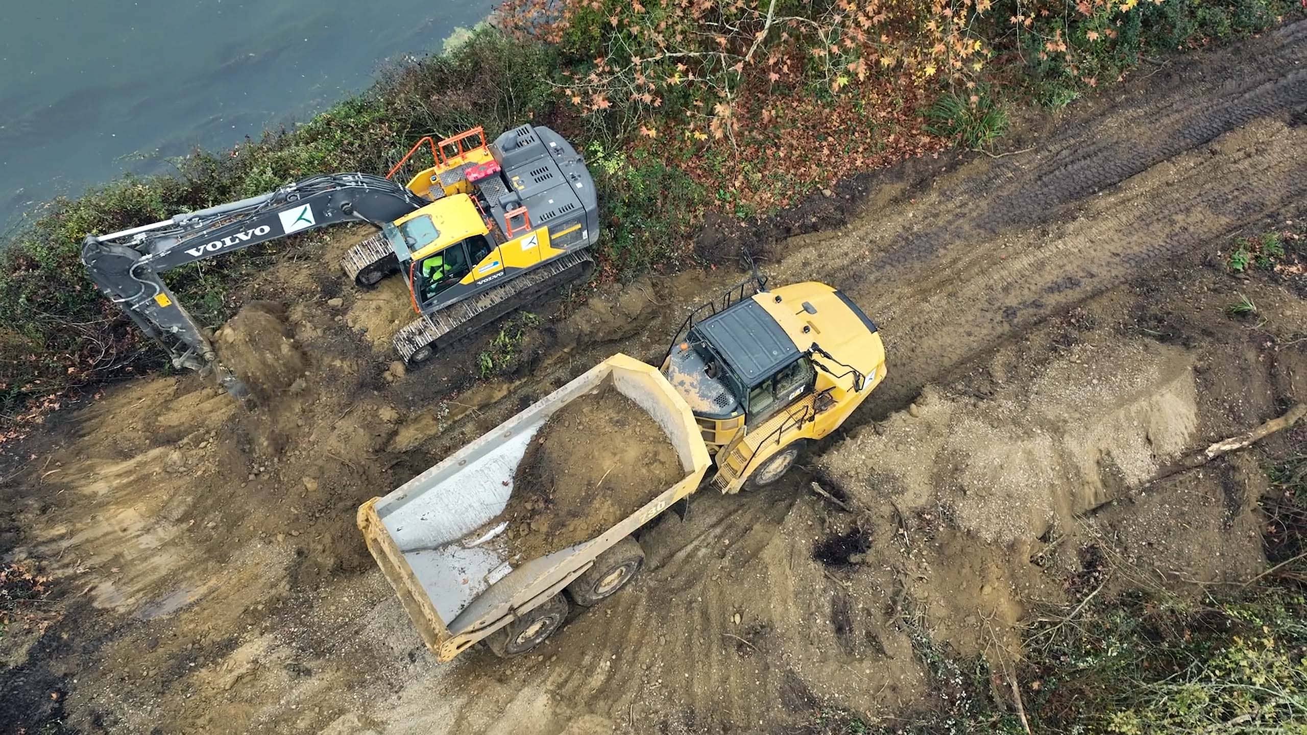 Camion travaillant sur le site